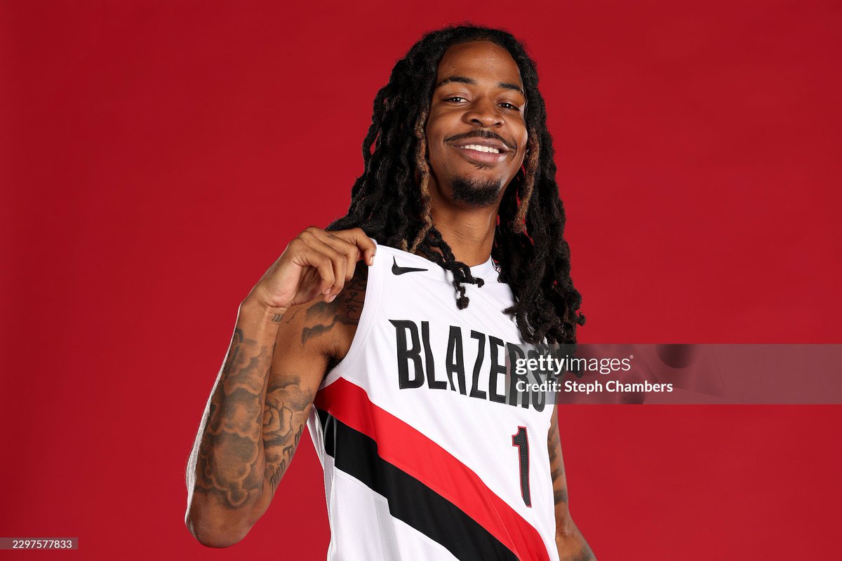 zinzy_js's tweet photo. No sleeves 
No grillz 
No tape
No jewelry 
No twists 
Plain white shoes 

I fear he has locked in https://t.co/Vun5e124i7