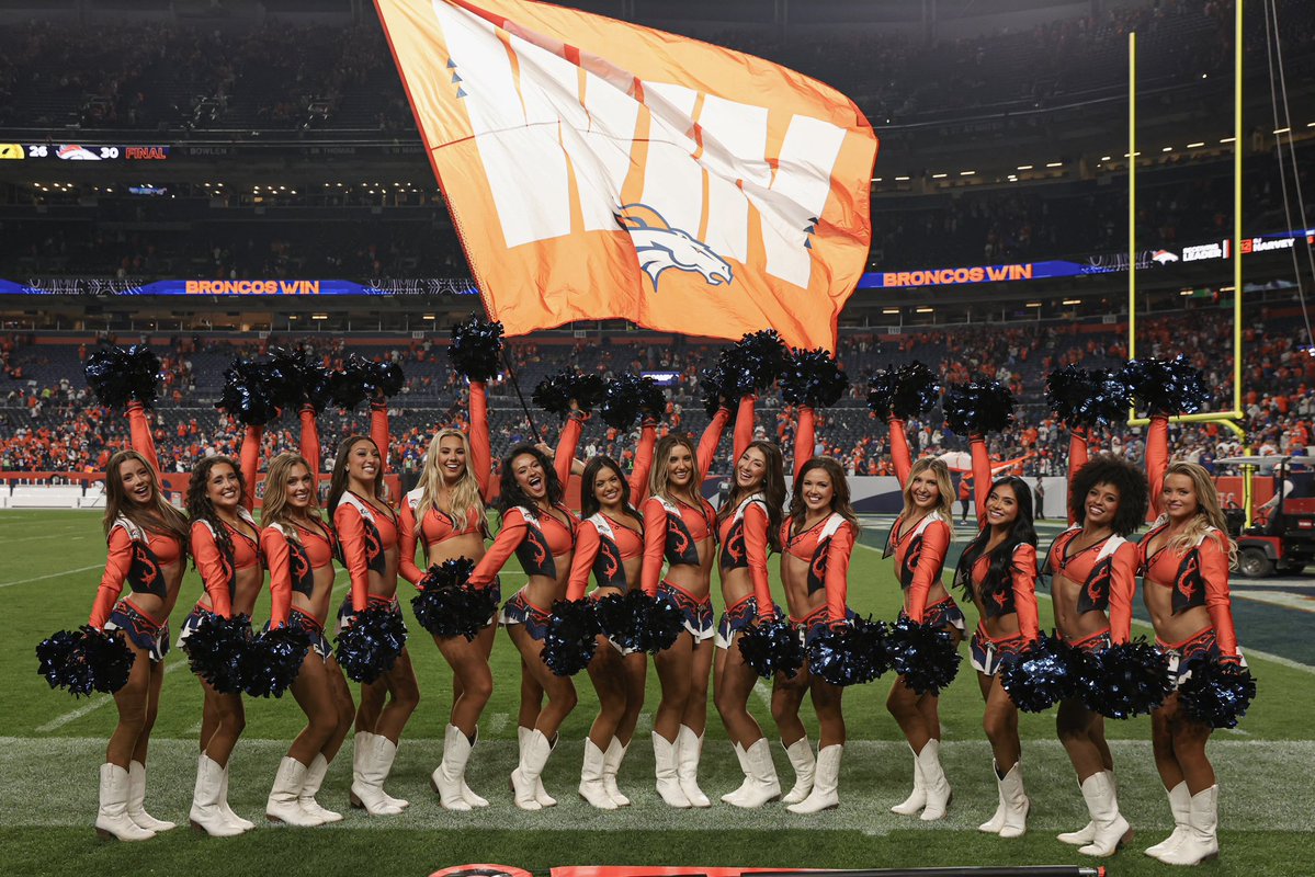 BroncosCheer's tweet photo. Refusing to crop this one… Happy DUB DAY, Broncos Country! 👏👏👏 https://t.co/1k2NzuRgio