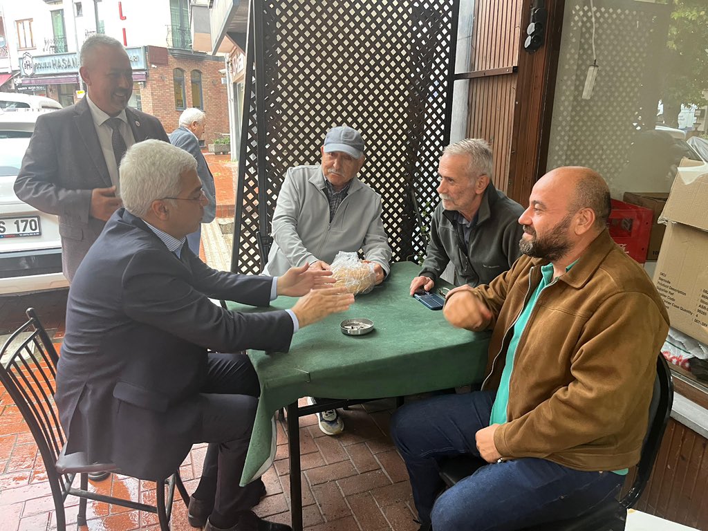 SalihUzunDr's tweet photo. Saray şürekası ile
vatandaş arasındaki bağ
tamamen kopuk…

MİLYAR LİRALIK VURGUN
(eski parayla katrilyonluk) DEYİNCE İNSANLARIN
HAVSALASI ALMIYOR.

“Bir kişi bu kadar parayı ne yapar ki?…” diyorlar.

VATANDAŞ SADECE
EKMEĞİNİN DERDİNDE…

📍Bartın’da, Amasra’da sahadaydık…

İstanbul Milletvekilimiz @aligokcek ile birlikte.