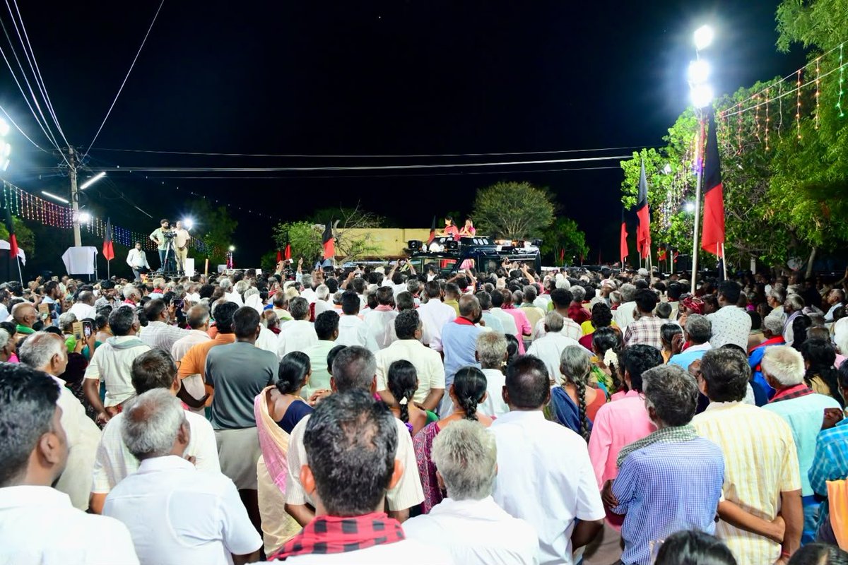 KanimozhiDMK's tweet photo. தாராபுரம் சட்டமன்ற இடைத்தேர்தலில் போட்டியிடும் கழக வெற்றி வேட்பாளர் திருமிகு S.சுகன்யா அவர்களை ஆதரித்துக் கிளாங்குண்டல் பகுதியில் பரப்புரையில் ஈடுபட்டேன்.

வாக்குறுதிகளைக் காற்றில் பறக்கவிட்டு மக்களைத் தவிக்கும் நிலைக்குத் தள்ளியிருக்கும் விளம்பர ஆட்சிக்கு மக்கள் தகுந்த பாடம் புகட்டுவார்கள். கிளாங்குண்டலில் வீசும் ஆதரவு அலை தாராபுரத்தில் உதயசூரியனின் வெற்றியை உறுதி செய்கிறது!

#VoteForDMK