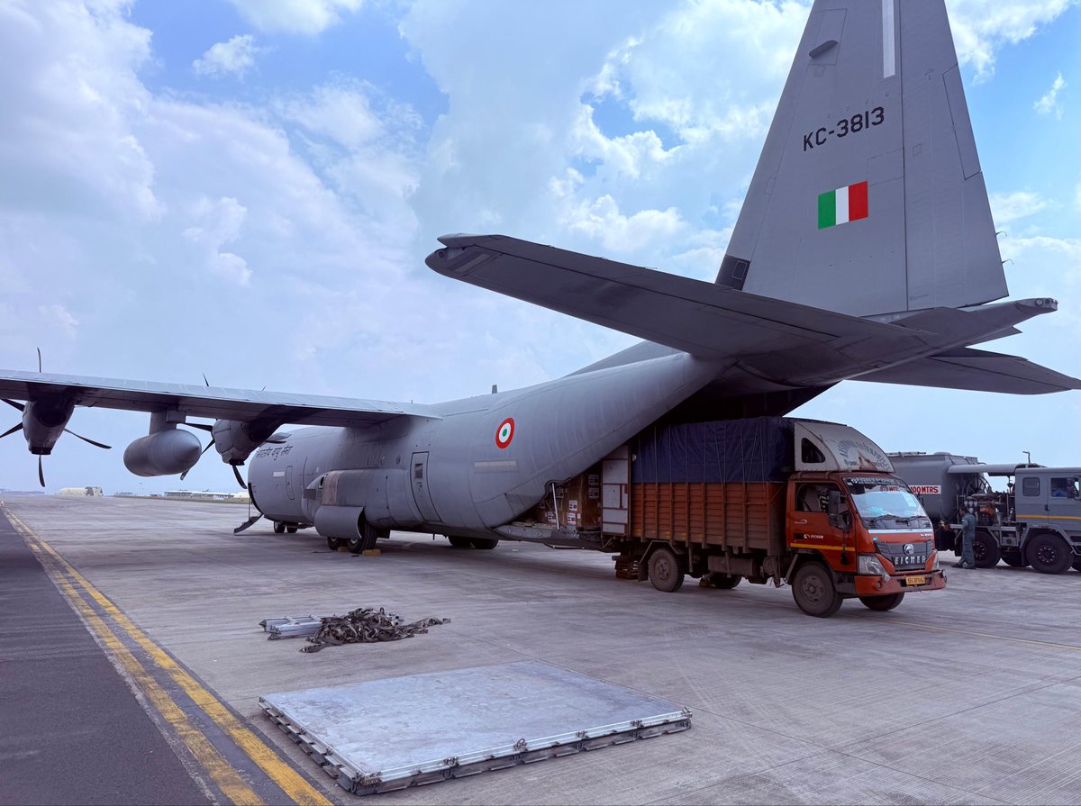 DrSJaishankar's tweet photo. India remains committed to supporting Sri Lanka's public health system.

About 3 tonnes of anti-tuberculosis medicines were dispatched to Colombo today aboard an @IAF_MCC C130J.

@MoHFW_INDIA 

#NeighbourhoodFirst
#VisionMahasagar https://t.co/UjS1T1Y4o8