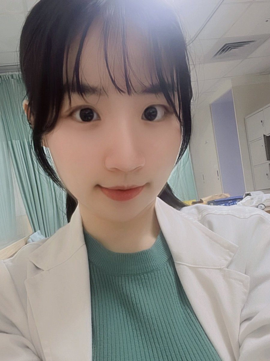 mXDfHwMZBGlwMgQ's tweet photo. 有醫師這樣的女友 

小奶🥹.... 你要幾點回家？ 

#不嫌棄按❤️ https://t.co/N7FJ5k2dEJ