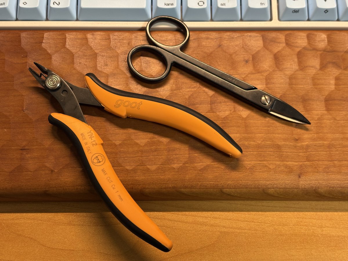 omiya_bonsai's tweet photo. (!=盆栽)電子工作で使うニッパー。これまでは盆栽用の針金切りで代用していましたが、きちんとした工作用ニッパーを購入しました。左が工作用ニッパー、右がこれまで使っていた盆栽用の針金切り。#goot #喜久和 https://t.co/PWCv0lZsQz