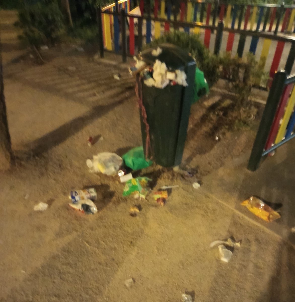 CoordinadoraHTZ's tweet photo. Recordemos que este Ayuntamiento de @PPHortaleza y @davidperez eliminó la recogida de basuras de los domingo, por lo que, nuestros barrios comienzan la semana siendo un estercolero.
Cuando os preguntéis de dónde sale el dinero de la Fórmula 1, acordaros de esto. https://t.co/G6n79fFVpR