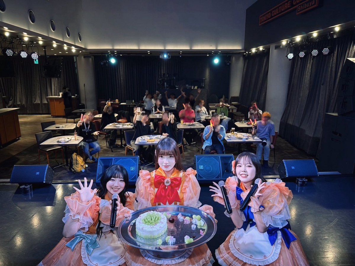 CULHOLI's tweet photo. 《アイドルビアガーデン》 
 #CULTUREHOLIC 🧡
⟡.· ⎯⎯⎯⎯⎯⎯⎯ ⟡.·
ありがとうございました❕
皆様 カルカルにて、お食事とライブはお楽しみいただけましたでしょうか!

この場をお借りして、CULTURE HOLIC赤色担当❤️霞霖りん のお誕生日を、サプライズケーキでお祝いしました🎂 https://t.co/5yvJ4d6nGu