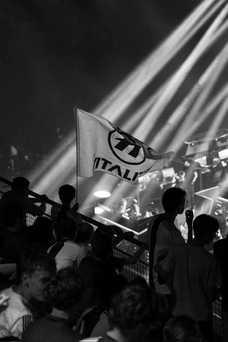 HvKGGs's tweet photo. Le dernier remerciement sera pour vous, notre communauté 🫶

Merci aux centaines de fans présents dans l'arène, qui ont tout donné pour représenter au mieux nos couleurs tout au long du week-end.

Merci aussi aux 40.000 viewers présents sur le stream au moment de notre sacre. Vous avez vu notre histoire s'écrire.

Ce titre de Champions du Monde, c'est aussi le vôtre, car absolument rien de tout ça n'aurait été possible sans vous 🤍 #HVKWIN

📸 @FHelax