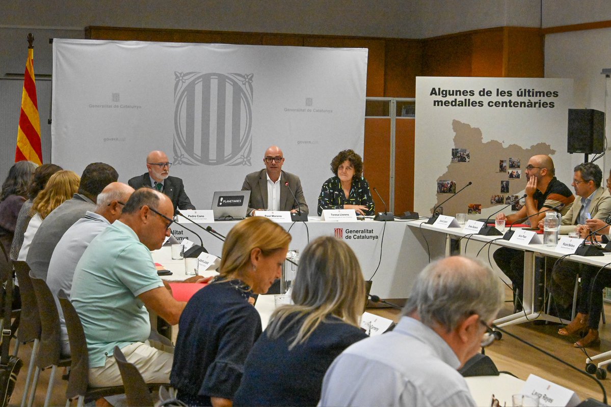 dsocialscat's tweet photo. Avui s’ha constituït la Taula de l’Estratègia per una Societat Longeva i una Vida Plena, amb la participació de les institucions, el món local, les entitats i els agents socials i econòmics.

Treballem plegats per donar resposta als reptes de l’envelliment, reforçar les cures i garantir que tothom pugui viure més anys amb autonomia, drets i qualitat de vida.

#ElGovernDeTothom