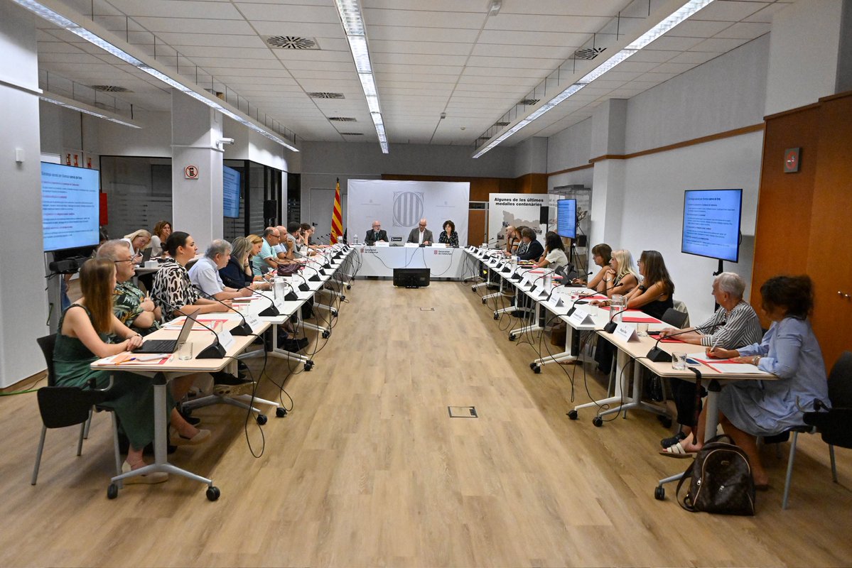 dsocialscat's tweet photo. Avui s’ha constituït la Taula de l’Estratègia per una Societat Longeva i una Vida Plena, amb la participació de les institucions, el món local, les entitats i els agents socials i econòmics.

Treballem plegats per donar resposta als reptes de l’envelliment, reforçar les cures i garantir que tothom pugui viure més anys amb autonomia, drets i qualitat de vida.

#ElGovernDeTothom
