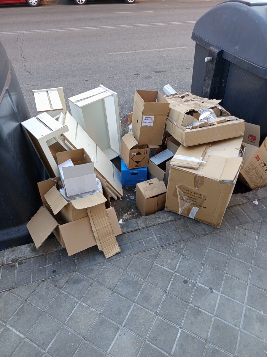 CoordinadoraHTZ's tweet photo. Recordemos que este Ayuntamiento de @PPHortaleza y @davidperez eliminó la recogida de basuras de los domingo, por lo que, nuestros barrios comienzan la semana siendo un estercolero.
Cuando os preguntéis de dónde sale el dinero de la Fórmula 1, acordaros de esto. https://t.co/G6n79fFVpR