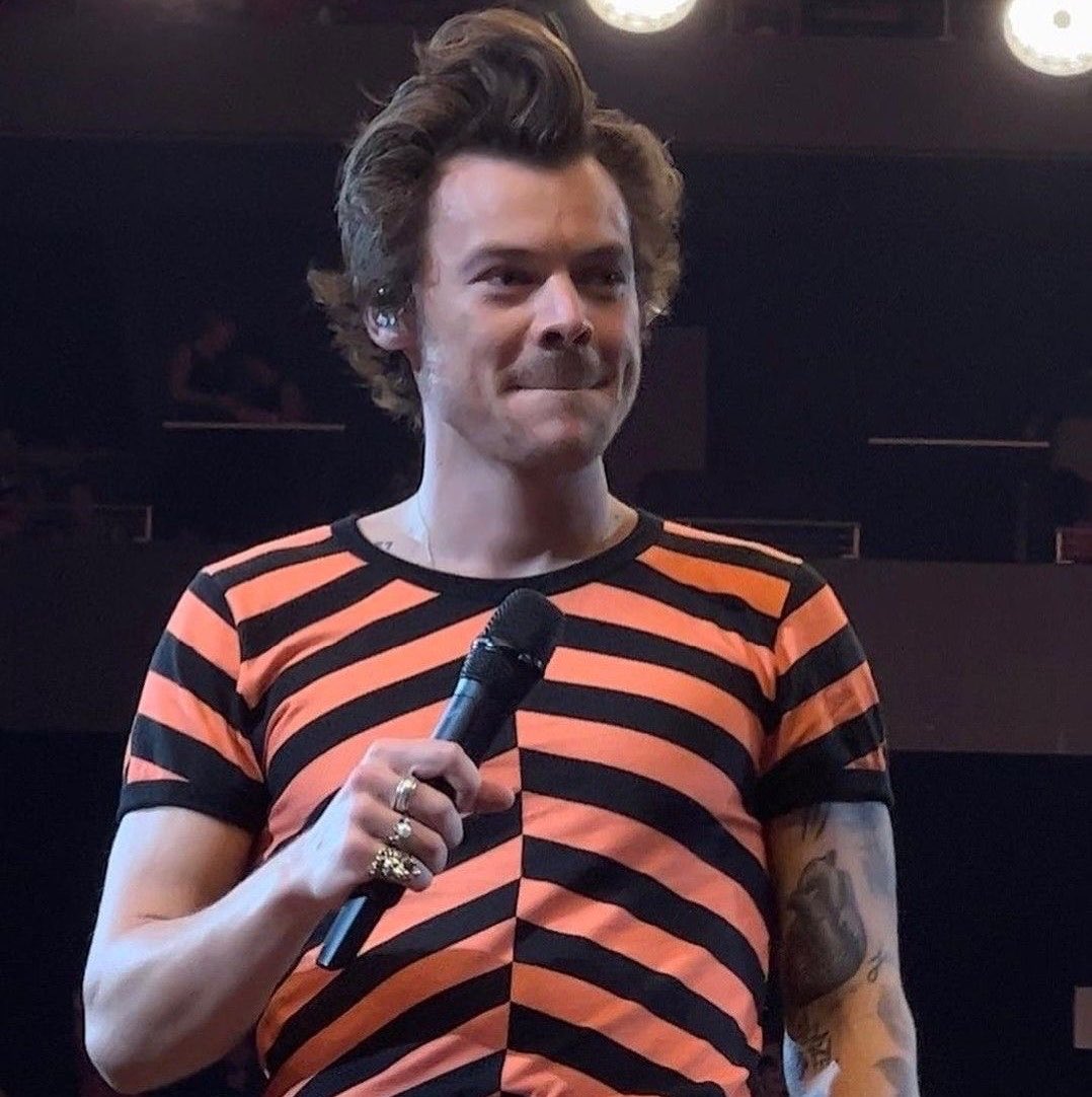 sluttyshortrry's tweet photo. remember when harry *randomly* brought back the peace ring on 28 september 2022 https://t.co/aREn2Jwajq