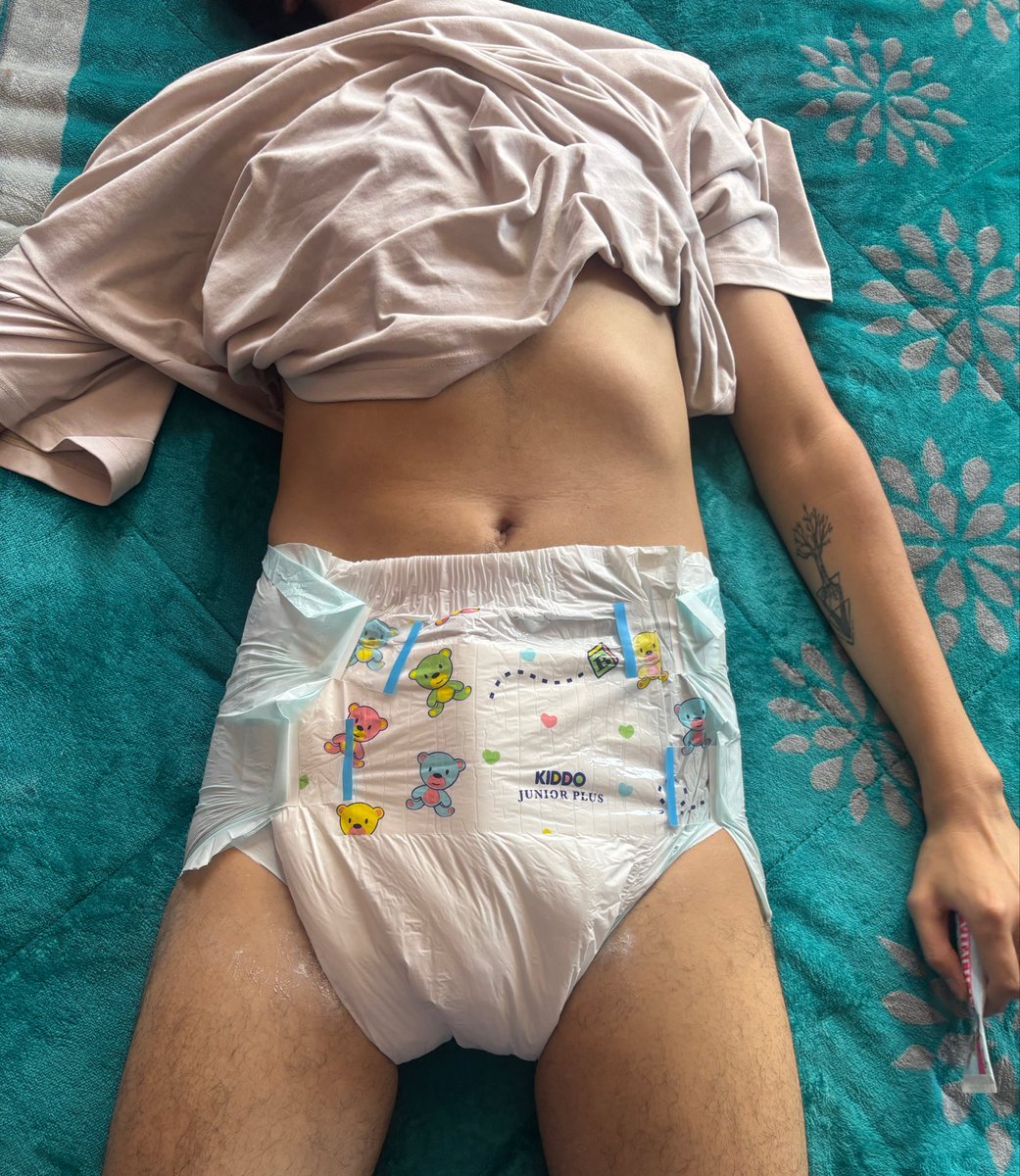 BabyDavidMX's tweet photo. Yesterday my baby @CalypsoPapache and I have a beautiful day, first I padded him and put him his yellow onesie 💖

After that we go out in the night to take him some cute pictures! 📸

Isn’t he such a cute little baby boy? 

#abdl #daddy #baby #trip #soggy #diaper https://t.co/z9cidaGAkZ