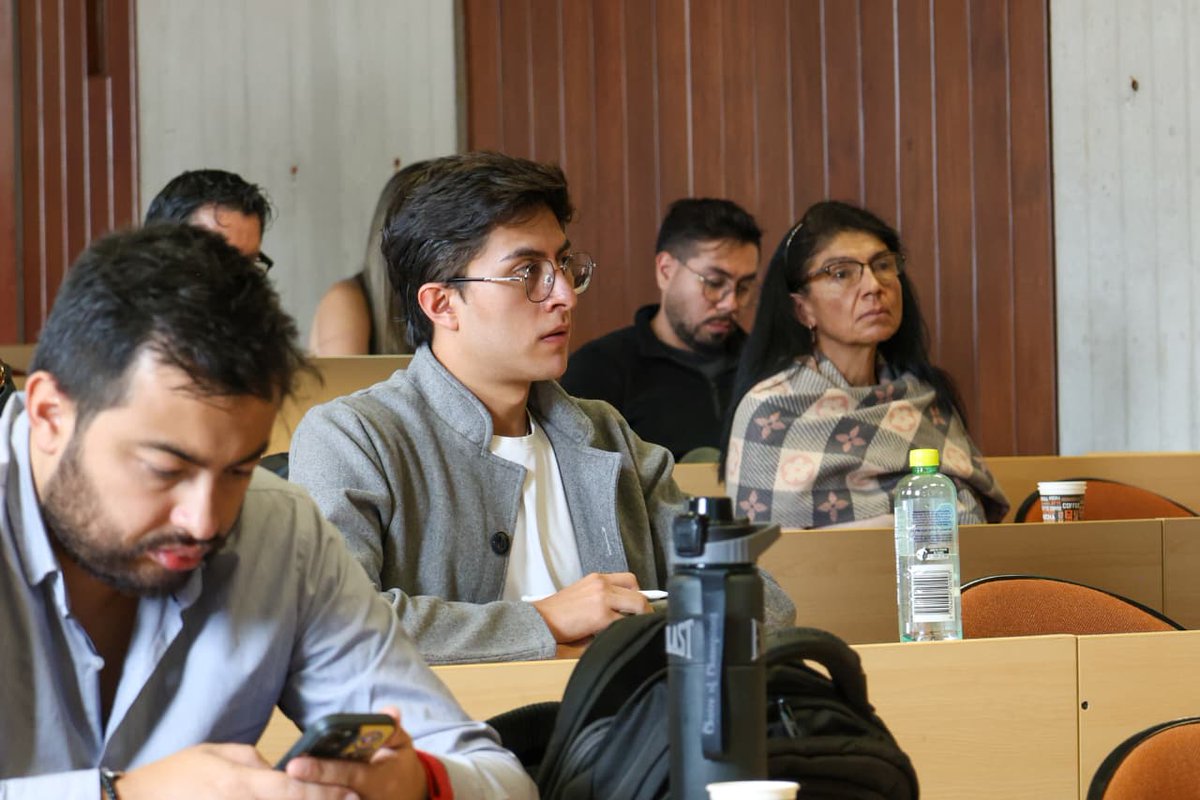 SomosRegionMBC's tweet photo. #AEstaHora socializamos ante delegados de alcaldías y diputada de Cundinamarca, Nancy Patricia Gutiérrez, los avances del #PLANEO, instrumento de planeación que piensa el territorio más allá de las fronteras, articula los Hechos Metropolitanos y construye una visión compartida. https://t.co/bbRe7gtWtD
