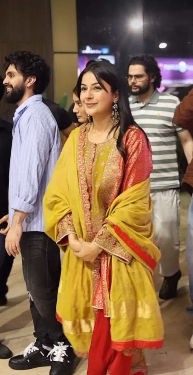 blurr4444's tweet photo. @ishehnaaz_gill, it’s always one of the prettiest looks that you don’t post pictures in, ye waale pictures please upload kar do 😭🙏🏻
#ShehnaazGill https://t.co/Go4ZruEH6I