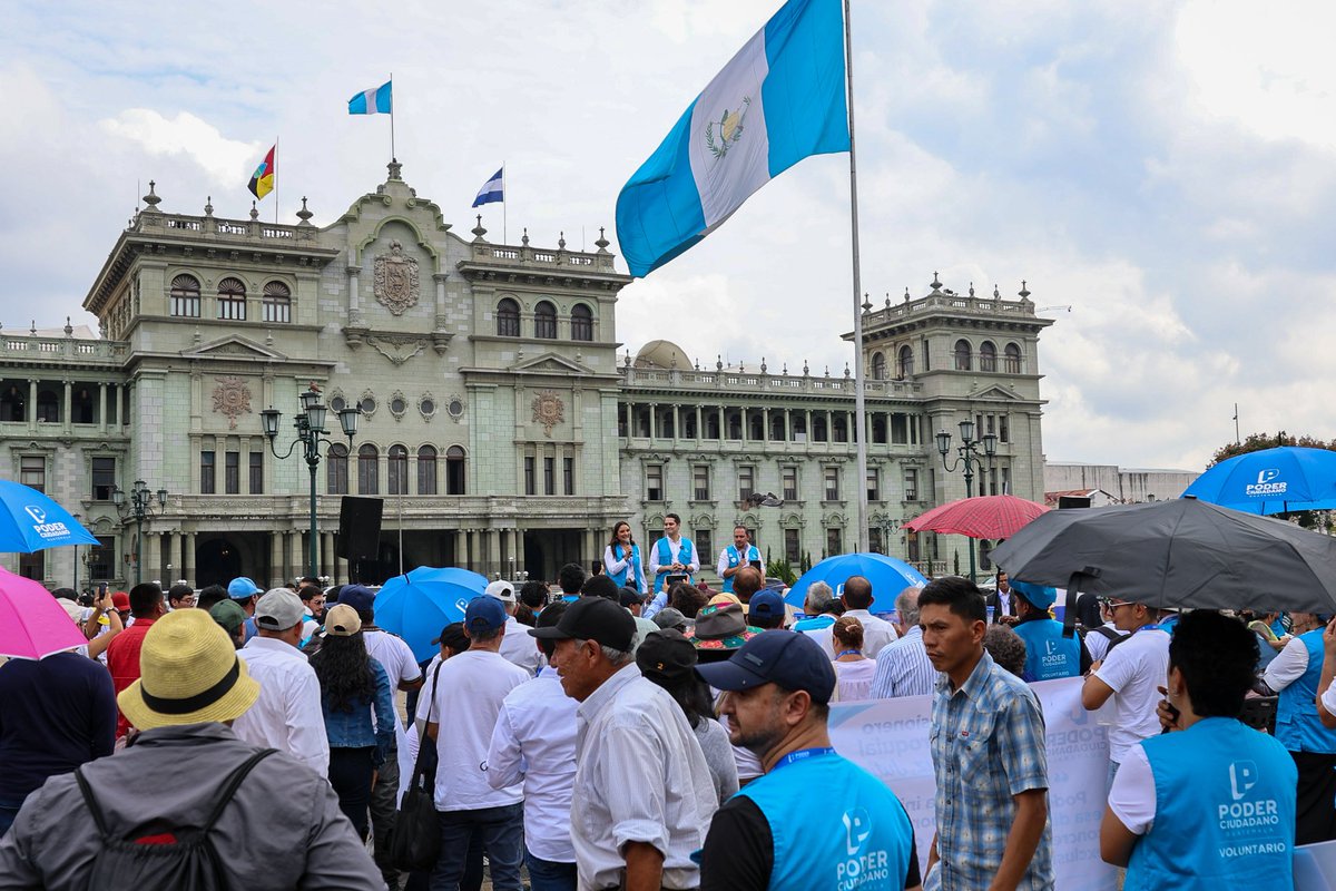 PoderCiudadanGt's tweet photo. ¡+16 MIL FIRMAS YA EN EL CONGRESO! 🇬🇹🙌🏼

Hoy entregamos las más de 16 mil firmas ciudadanas que respaldan nuestra propuesta de Reforma Constitucional a la Justicia.

Ahora comienza una nueva etapa: que el Congreso, sin demora alguna, conozca la petición. 

La justicia es de la gente y la queremos independiente. ⚖️