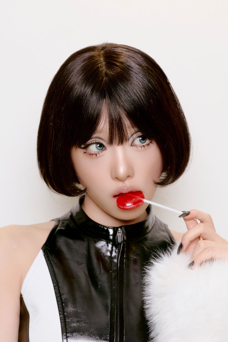 kchartsmaster's tweet photo. Happy 27th birthday to YENA! https://t.co/WjIavlVJCK