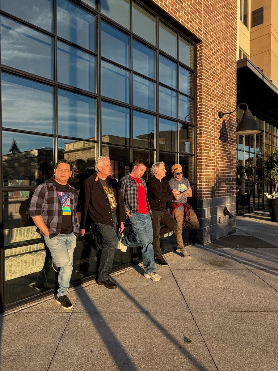 NetOpsByBRCM's tweet photo. Annual planning, but make it 90s grunge. 🎸

Last week, the Network Observability team joined Broadcom’s Agile Operations Division in person to align, collaborate, and plan for the year ahead.

Clear priorities. Fresh ideas. New band photo. Now we just need a name. https://t.co/VHc9FV0bVX