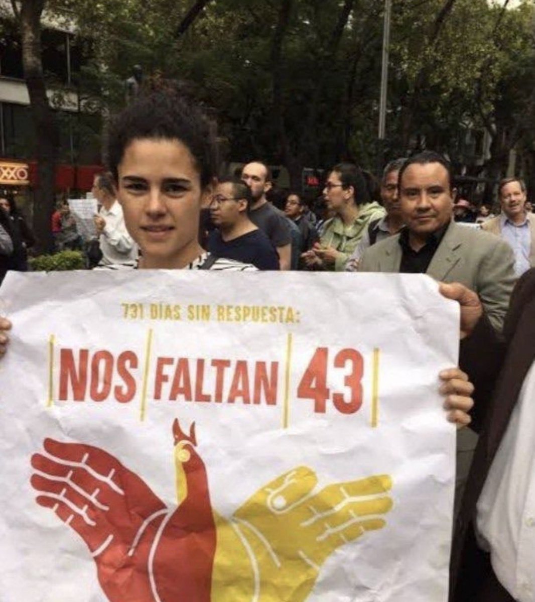 luis_gj's tweet photo. Oye, narcogreñuda @LuisaAlcalde , una duda: ¿dónde están los 43?

Porque cuando eras oposición hasta cargabas tu pancartita de “Nos faltan 43”.

Morena llegó al poder y, qué curioso, los 43 siguen sin aparecer, pero tu indignación sí desapareció.

¿Ya no te faltan o ya no te sirven?