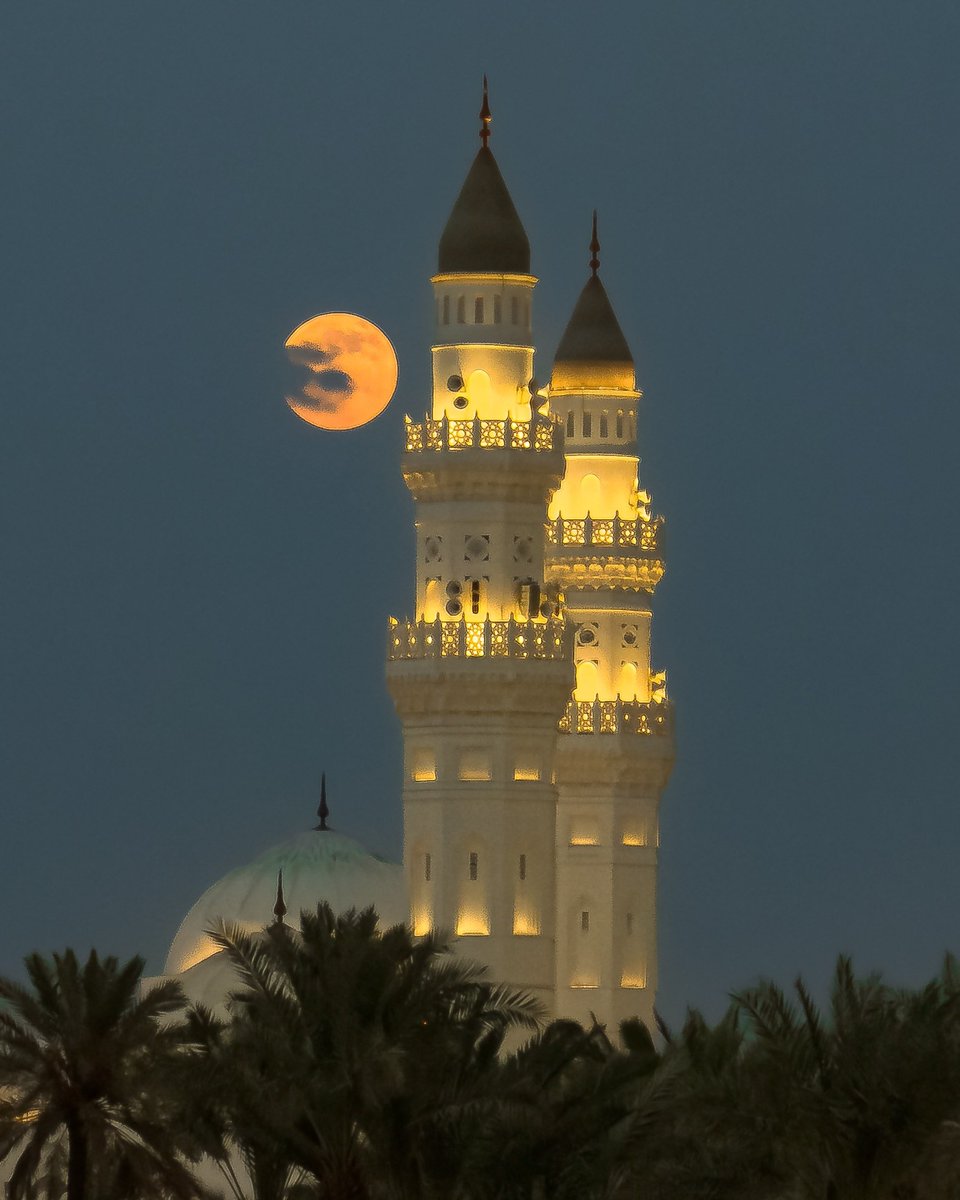 SaudiNewsFR's tweet photo. 🇸🇦 🌕 | La pleine Lune orne le ciel au-dessus de la mosquée Quba 🕌 d'Al #Madinah.

📸 Ahmed Rbaiaa https://t.co/kgdUbQdS97