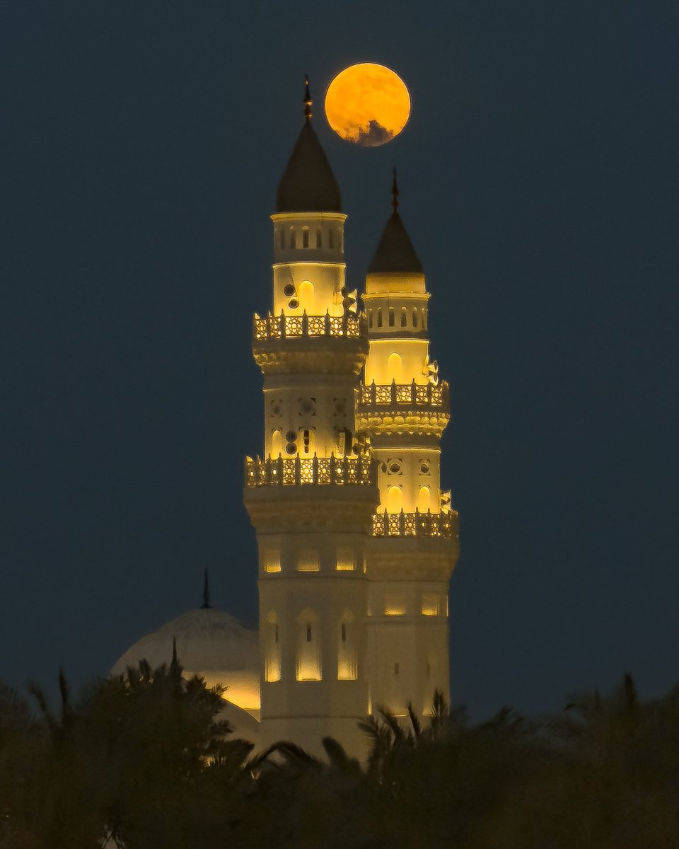 SaudiNewsFR's tweet photo. 🇸🇦 🌕 | La pleine Lune orne le ciel au-dessus de la mosquée Quba 🕌 d'Al #Madinah.

📸 Ahmed Rbaiaa https://t.co/kgdUbQdS97