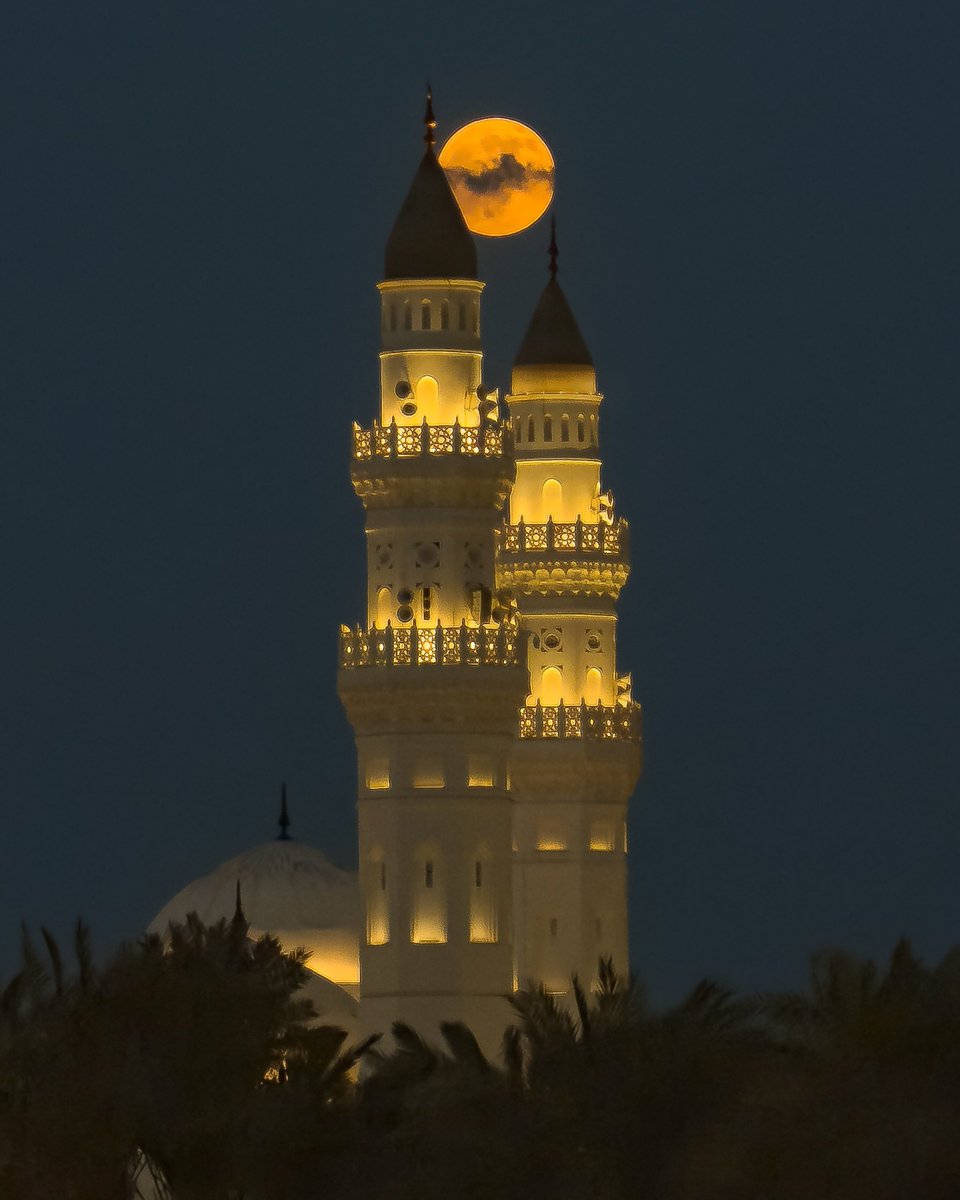SaudiNewsFR's tweet photo. 🇸🇦 🌕 | La pleine Lune orne le ciel au-dessus de la mosquée Quba 🕌 d'Al #Madinah.

📸 Ahmed Rbaiaa https://t.co/kgdUbQdS97
