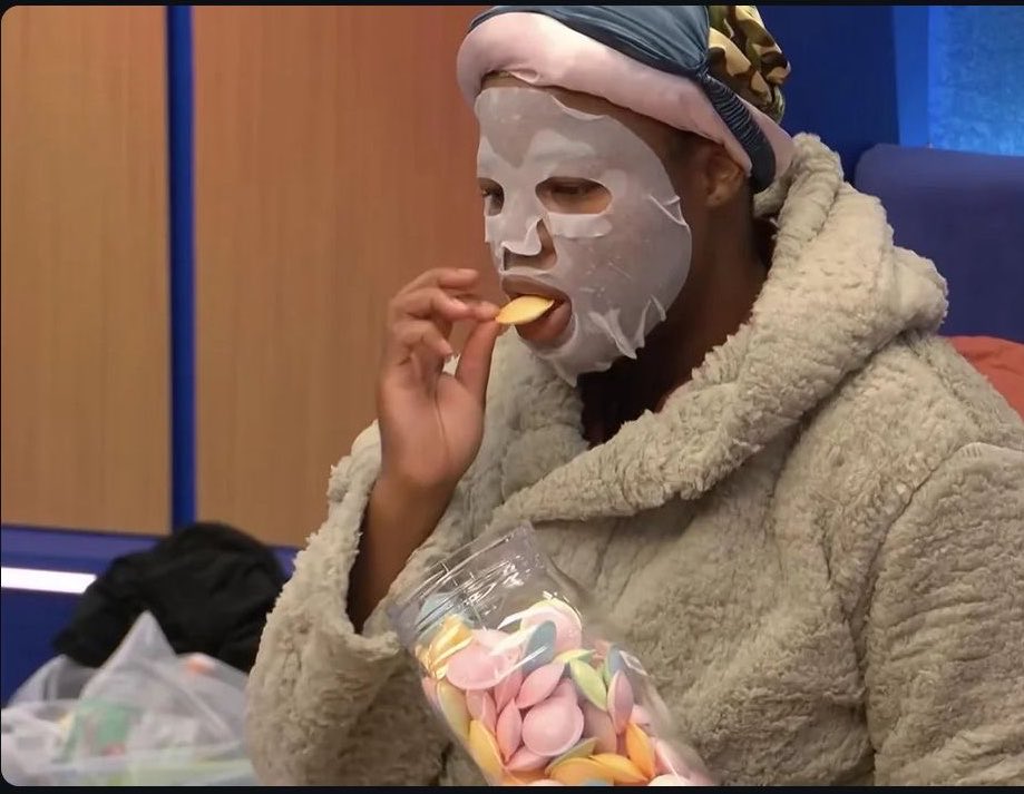 txbamxnmicxh_s's tweet photo. Pauline enjoying a jar of organic flying saucers♥️ #bbuk https://t.co/wsaN5qS7gI