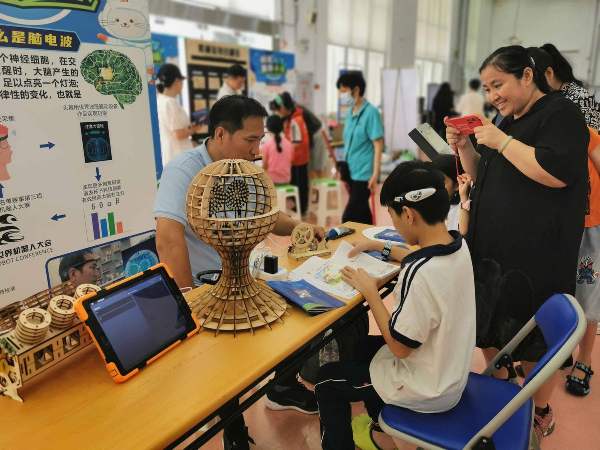 kts290413's tweet photo. [The Qinxiafen team holds an exhibition of innovative works at the campus square, drawing a crowd of visitors.]， https://t.co/Xp2cgwoIoo