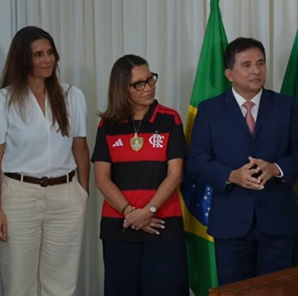 poptime's tweet photo. Janja aparece em evento com medalha de Nossa Senhora Aparecida e blusa do Flamengo. https://t.co/Qax73l8fny