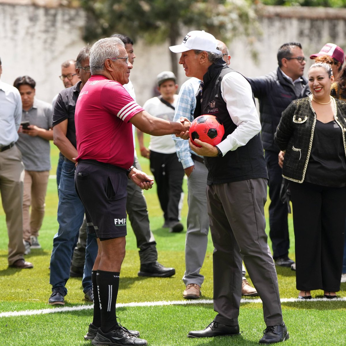 pepechedrauimx's tweet photo. Gracias al esfuerzo de la comunidad, @DeportePue y Fundación #LoveFútbol, hoy inauguramos la cancha Xonaca II. ⚽️

Un espacio totalmente renovado que beneficiará a más de 55 mil vecinas y vecinos de Xonaca, recuperando un lugar para que las familias puedan disfrutar juntas. 🙌🏼 https://t.co/DYjzRRqKb8