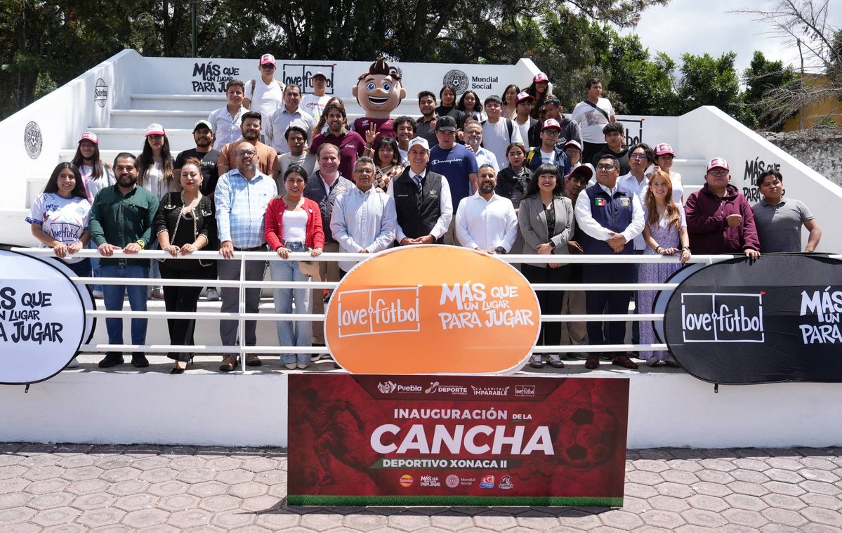pepechedrauimx's tweet photo. Gracias al esfuerzo de la comunidad, @DeportePue y Fundación #LoveFútbol, hoy inauguramos la cancha Xonaca II. ⚽️

Un espacio totalmente renovado que beneficiará a más de 55 mil vecinas y vecinos de Xonaca, recuperando un lugar para que las familias puedan disfrutar juntas. 🙌🏼 https://t.co/DYjzRRqKb8