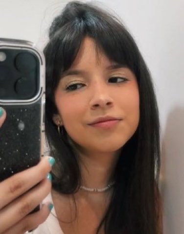 poponze's tweet photo. Bel para Meninas comenta uso da camiseta com estampa “Protect the Dolls”:

“Eu vi alguém na outra rede falando que eu tava usando só porque uma integrante  do KATSEYE usou mas nem fã [delas] eu sou. Eu mesma mandei fazer a camiseta e já tava querendo a tempos pois acho muito importante apoiar a causa.”