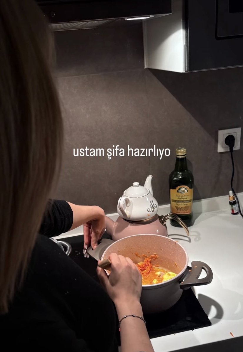ayarsizimmm_'s tweet photo. Aşkın gösterişli değil de gündelik hayatın içindeki yansımasına bayılıyorum. Birinin yemek yapması, diğerinin mobilya kurması gibi en sıradan şeylerin bile birlikteyken bu kadar tatlı görünmesi. O kadar safe hissettiriyorlar ki. Bayılıyorum onlara @eftelyaagg @MelihGov #Efmel https://t.co/btNpuxVeKS