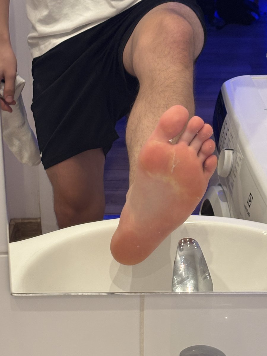 foottboy's tweet photo. bare foot just because 😛

#findom #feetfetısh #master #foot https://t.co/bFIOiuz0AY