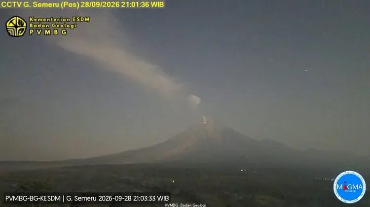 pw_gun's tweet photo. BREAKING ‼️

SUARA DENTUMAN ERUPSI SEMERU

Telah terjadi erupsi Gunung Semeru, Jawa Timur pada Senin malam (28/9) pukul 21:01 WIB dengan tinggi kolom abu teramati ± 600 m di atas puncak (± 4.276 m di atas permukaan laut). 

Kolom abu teramati berwarna putih hingga kelabu dengan intensitas sedang condong ke arah barat daya. Erupsi ini terekam di seismogram dengan amplitudo maksimum 22 mm dan durasi sementara ini ± 2 menit 9 detik.

📝: badan geologi