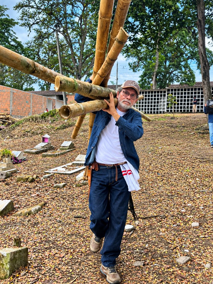 SAADfirmantes's tweet photo. Los comparecientes del último Secretariado de las extintas FARC-EP siguen cumpliendo.

En la segunda semana de implementación de las sanciones propias, los Firmantes de Paz convierten su palabra en hechos: verdad, reparación y construcción de paz.🕊️

#SeguimosCumpliendo #Caso01 https://t.co/P7p43Fqd8T