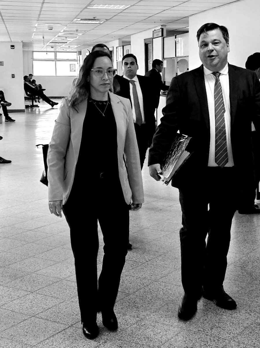 CuartoPoder_Py's tweet photo. 🔴QUEDA FIRME LA ABSOLUCIÓN DE LA EXJUEZA TANIA IRÚN TRAS LA DECISIÓN DE LA FISCALÍA DE NO APELAR
Vía @dianacenturionm, periodista de #4toJudiciales 

◾La absolución de la exmagistrada Tania Irún quedó firme y consolida su desvinculación definitiva del proceso por supuesto prevaricato, luego de que el @MinPublicoPy decidiera no apelar y la querella renunciara expresamente al recurso.

◾Fallo unánime: El Tribunal de Sentencia —integrado por las juezas Rossana Maldonado, Lourdes Garcete y el magistrado Juan Francisco Ortiz— había determinado su absolución al concluir que la Fiscalía no probó su acusación y actuó con un "sesgo de confirmación" durante la investigación.

◾Análisis sobre las tierras: En el fallo se dejó asentado que los inmuebles objeto de la controversia no pertenecían al Estado paraguayo, sino que correspondían a transferencias entre particulares.

◾Cierre procesal: Con la firmeza de la resolución, ratificada por la defensa técnica a @judicialesnet, concluye el juzgamiento de la causa que incluso derivó en la destitución y salida de Irún de la magistratura tras una resolución del @Jem_py, firmada en su momento por el hoy condenado "abogado fantasma" Hernán Rivas. 
@PoderJudicialPY