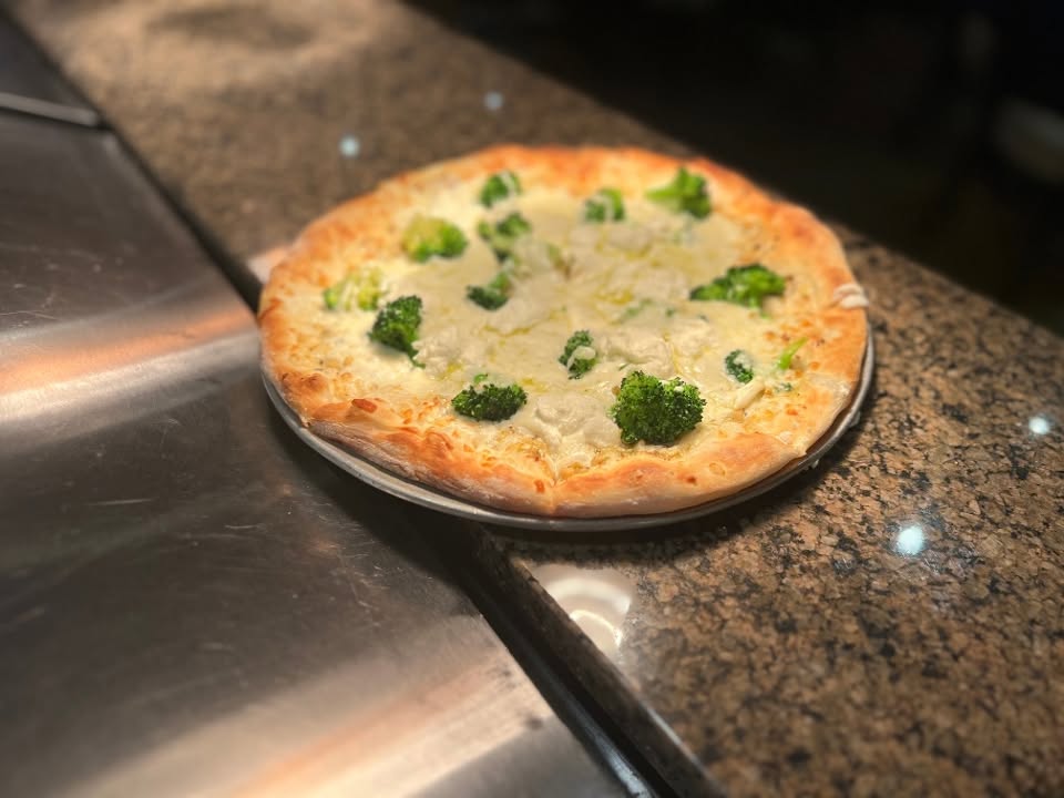 BeerWinePizza's tweet photo. Monday Family Meal Deal: Buy 2 1-topping pizzas and get 12 wings free! https://t.co/qFp2y6MgM0