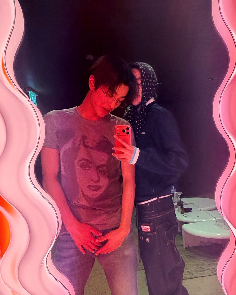 knhynn's tweet photo. This picture is everything to me
The way seonghyeon’s face is covered by kono’s hair
Keonho’s hand placement 
Seonghyeon wearing keonho’s jacket proving to everyone he’s his
The size gap https://t.co/us4qoBuMVS