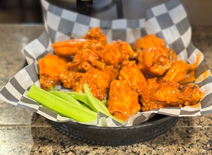 BeerWinePizza's tweet photo. Monday Family Meal Deal: Buy 2 1-topping pizzas and get 12 wings free! https://t.co/qFp2y6MgM0