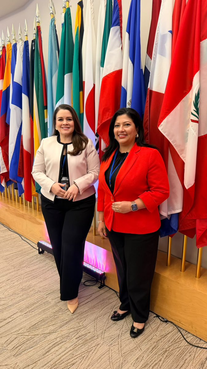 LatinexBolsa's tweet photo. Latinex participó en BankLAC | CapiLAC 2026 🌎

#Latinex estuvo presente en BankLAC | CapiLAC – Diálogo Regional de Políticas para el Sector Financiero, organizado por el @el_BID  (BID) en Washington D.C., un espacio que reunió a representantes y líderes del sector financiero para abordar temas relevantes para el desarrollo de los mercados de la región.

Durante el encuentro, Lerzy Batista, VP Senior Comercial de Latinex, participó como moderadora del panel “Normas NIIF S1 y S2: construyendo mercados de capitales más transparentes, resilientes y preparados para el futuro”, propiciando un diálogo en torno a los avances y desafíos asociados a la sostenibilidad y la transparencia en los mercados de capitales.

Asimismo, Olga Cantillo, Presidenta Ejecutiva de Latinex, participó en el Closing Remarks – CapiLAC Virtual, como parte de la agenda del encuentro.

La delegación de Latinex contó también con la participación de Anyelis Marrero, VP Senior de Cumplimiento, Legal y Gobierno Corporativo.

Nuestra presencia en este importante encuentro regional continúa fortaleciendo los espacios de diálogo, colaboración e intercambio de experiencias, contribuyendo al desarrollo y a una mayor integración de los mercados de capitales de América Latina y el Caribe.