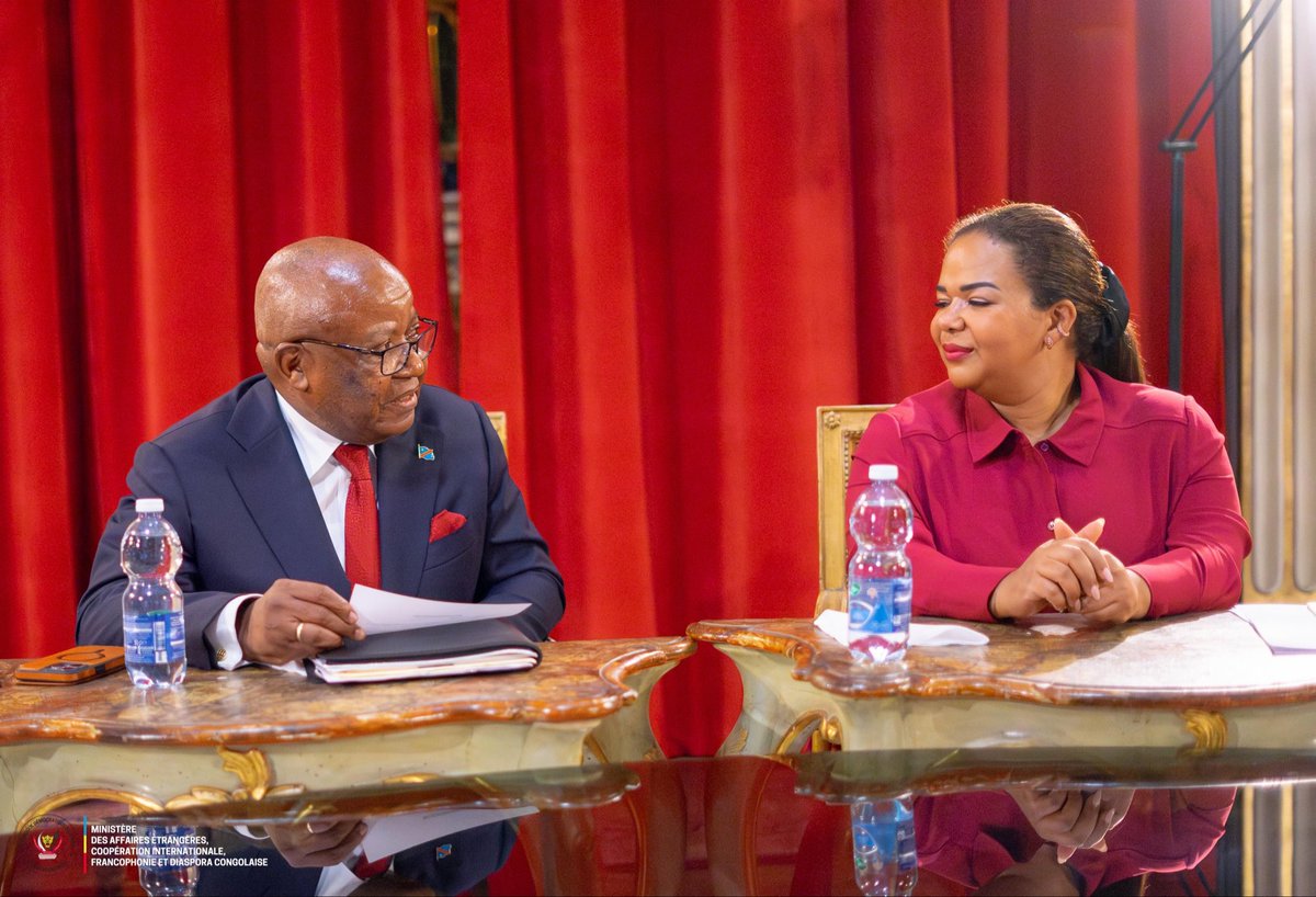 RDC_Minafet's tweet photo. 🇨🇩🇮🇹 | Ce lundi 28 septembre 2026, à Rome, la Ministre d'État, S.E. Mme Thérèse Kayikwamba Wagner (@RDCongoMAE), a tenu une réunion de travail avec des étudiants congolais et des représentants de la diaspora congolaise établie en Italie, à l'Ambassade de la République démocratique du Congo près le Quirinal.

Plusieurs préoccupations auxquelles la Ministre d'État s'est employée à répondre ont été soulevées par l'assistance, notamment l'amélioration des services consulaires, l'homologation des diplômes, la valorisation et le retour des compétences de la diaspora, ainsi que les services liés au passeport biométrique.

À cette occasion, la Ministre d'État a réaffirmé l'importance stratégique de la diaspora dans le rayonnement et le développement de la RDC, tout en encourageant les Congolais établis à l'étranger à contribuer activement à la dynamique nationale.

« Vous êtes des ambassadeurs du Congo », a déclaré la Ministre d'État, rappelant le rôle de chaque Congolais de l'étranger dans la promotion de l'image, des intérêts et du potentiel de la République démocratique du Congo.

@Presidence_RDC 
@PrimatureRDC 
@Com_mediasRDC