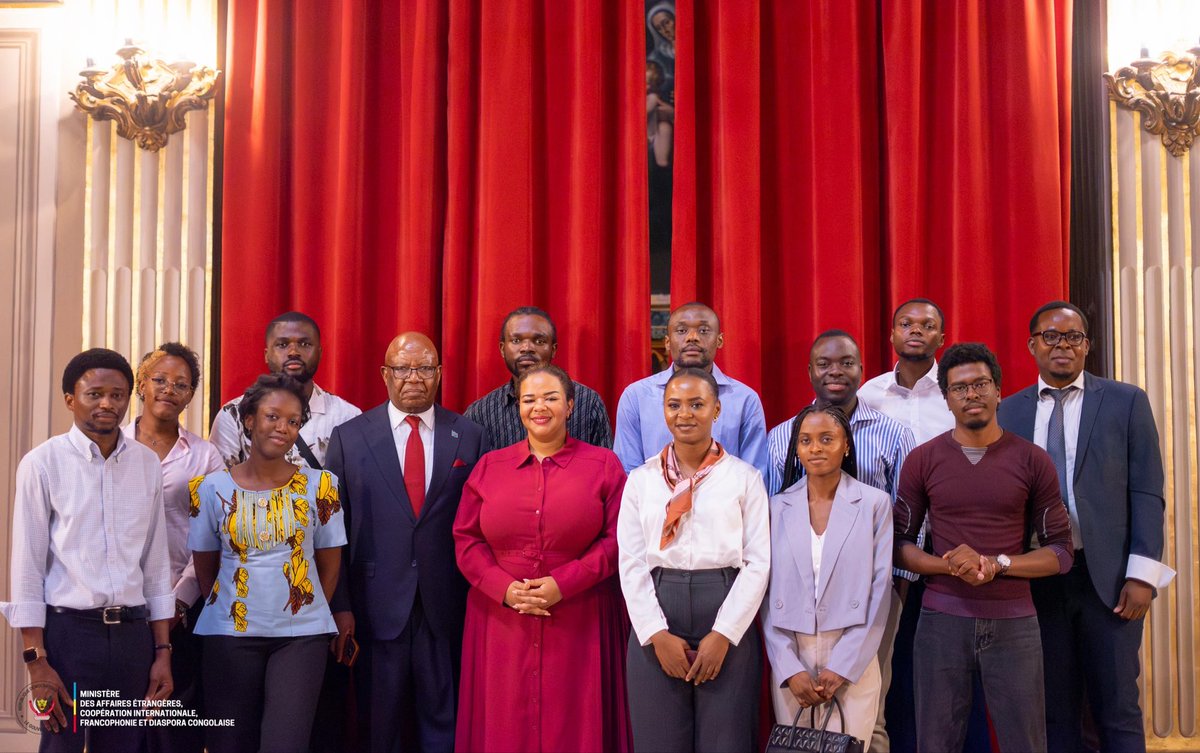 RDC_Minafet's tweet photo. 🇨🇩🇮🇹 | Ce lundi 28 septembre 2026, à Rome, la Ministre d'État, S.E. Mme Thérèse Kayikwamba Wagner (@RDCongoMAE), a tenu une réunion de travail avec des étudiants congolais et des représentants de la diaspora congolaise établie en Italie, à l'Ambassade de la République démocratique du Congo près le Quirinal.

Plusieurs préoccupations auxquelles la Ministre d'État s'est employée à répondre ont été soulevées par l'assistance, notamment l'amélioration des services consulaires, l'homologation des diplômes, la valorisation et le retour des compétences de la diaspora, ainsi que les services liés au passeport biométrique.

À cette occasion, la Ministre d'État a réaffirmé l'importance stratégique de la diaspora dans le rayonnement et le développement de la RDC, tout en encourageant les Congolais établis à l'étranger à contribuer activement à la dynamique nationale.

« Vous êtes des ambassadeurs du Congo », a déclaré la Ministre d'État, rappelant le rôle de chaque Congolais de l'étranger dans la promotion de l'image, des intérêts et du potentiel de la République démocratique du Congo.

@Presidence_RDC 
@PrimatureRDC 
@Com_mediasRDC