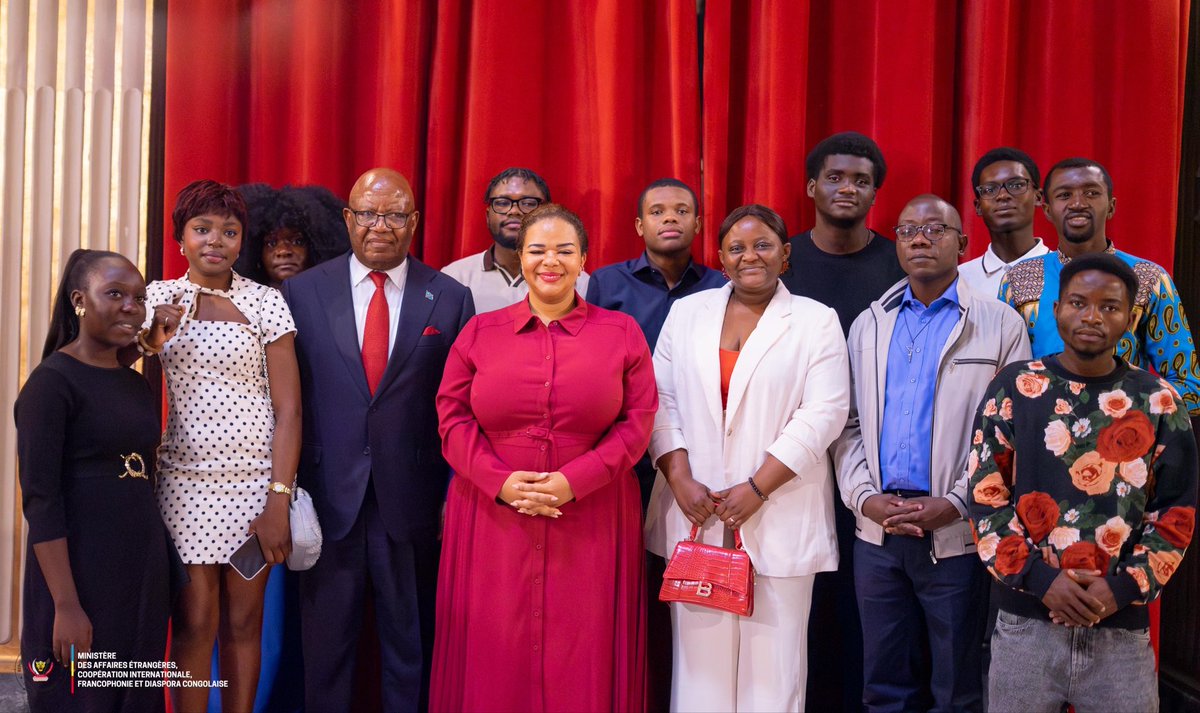 RDC_Minafet's tweet photo. 🇨🇩🇮🇹 | Ce lundi 28 septembre 2026, à Rome, la Ministre d'État, S.E. Mme Thérèse Kayikwamba Wagner (@RDCongoMAE), a tenu une réunion de travail avec des étudiants congolais et des représentants de la diaspora congolaise établie en Italie, à l'Ambassade de la République démocratique du Congo près le Quirinal.

Plusieurs préoccupations auxquelles la Ministre d'État s'est employée à répondre ont été soulevées par l'assistance, notamment l'amélioration des services consulaires, l'homologation des diplômes, la valorisation et le retour des compétences de la diaspora, ainsi que les services liés au passeport biométrique.

À cette occasion, la Ministre d'État a réaffirmé l'importance stratégique de la diaspora dans le rayonnement et le développement de la RDC, tout en encourageant les Congolais établis à l'étranger à contribuer activement à la dynamique nationale.

« Vous êtes des ambassadeurs du Congo », a déclaré la Ministre d'État, rappelant le rôle de chaque Congolais de l'étranger dans la promotion de l'image, des intérêts et du potentiel de la République démocratique du Congo.

@Presidence_RDC 
@PrimatureRDC 
@Com_mediasRDC