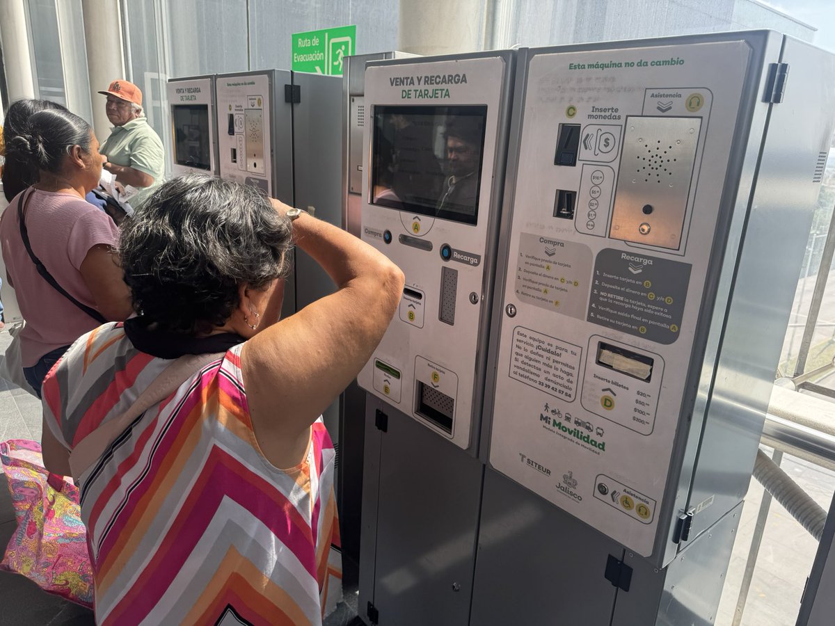 ivanBien's tweet photo. De las 9 máquinas de recarga en la estación Arcos de Zapopan de la Línea 3, SÓLO UNA, acepta billetes. Esto ocasiona largas filas. Tiene prácticamente todo el año esta situación, ¿hasta cuándo las van a arreglar @SITEURJAL @GobierJalisco @TransporteJal? https://t.co/XmA6RDUUkZ