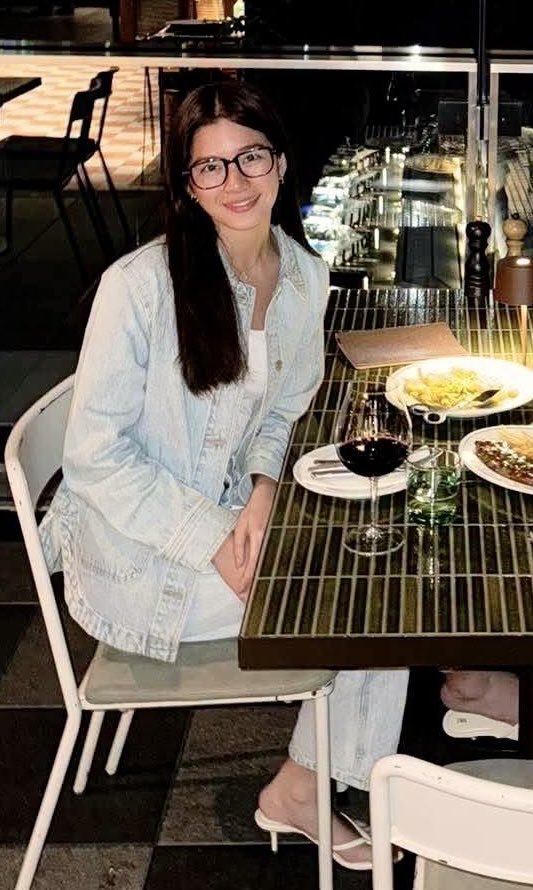 aphroditeholic's tweet photo. the dark hair + specs + denim on denim fit 🫠 aiah is so effortlessly pretty ! https://t.co/gcnRZeyiMI