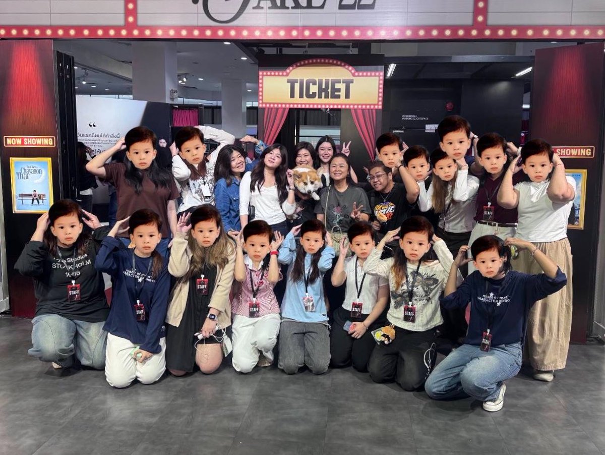 justbluefluer's tweet photo. #TheaterOfTHAITake22 🤍
มีคนบอกอยากอ่านเลยมาเขียนให้หนะ ;—; 
ก่อนอื่นดีใจที่ทุก ๆ คนชื่นชอบแกลในครั้งนี้มาก ๆ ซึ่งต้องชื่นชมเบื้องหลังในการคิดตีม คอนเซปต์ดีด้วยตัวของมันเองอยู่แล้ว เราแค่ไปประกอบร่างให้มันออกมาสมบูรณ์ยิ่งขึ้น ซึ่งตอนจัดเรียกได้ว่าต้องเสกแกลขึ้นมาเลยอะ เพราะเวลามีจำกัด ฟีล ๆ กรุงโรม ซึ่งงานทุกอย่างค่อนข้างจะหญิงแท้ใช้กำลังมากมาก ขอบคุณทุกคนที่ยอมเจ็บตัว ( พี่ออม🥺 ) ส่วนเราที่กรอบรูปหล่นใส่หลังแต่ไม่เป็นไรสักนิดเพราะรูปน้องไทยรึป่าวเลยไม่เจ็บ 😂 เอาจริงส่องแท้กวันแรกคิดว่าทุกคนน่าจะมาไม่ได้เพราะด้วยอุปสรรคน้ำท่วมต่าง ๆ ซึ่งคนจัดก็ท่วมเช่นกัน 555555 จัดเสร็จปุ้บกลับไปอาบน้ำฟีลกระพริบตา นอนไป 1 ชม ตื่นมาแกลต่อ แต่เกินคาดมากที่ตอนไปเปิดแกลคือบีอัสมารอแล้ว แอบดีใจอะ ส่วนวันที่สองคนมาเยอะมาก ๆ แบบมาก แบบที่ว่าซื้อข้าวมันไกลมาแล้วไม่ได้กินเลยล่ะ  ดีใจที่ทุกคนชอบนะคะ และดีใจมาก ๆที่มาร่วมสร้างความทรงจำดี ๆ ด้วยกัน ทุกคนน่ารักมาก ๆ บางคนยื่น giveaway ให้คือขอบคุณมากจริง ๆ คับ ได้มาเยอะแยะเลย 🫶🏻
ขอบคุณน้องไทยที่ทำให้นี่เจอคนน่ารัก ๆ เต็มไปหมดเลยนะคับบบบบบ  ขอบคุณพี่เก้ทด้วยนะคับ💘🎂✨🥹