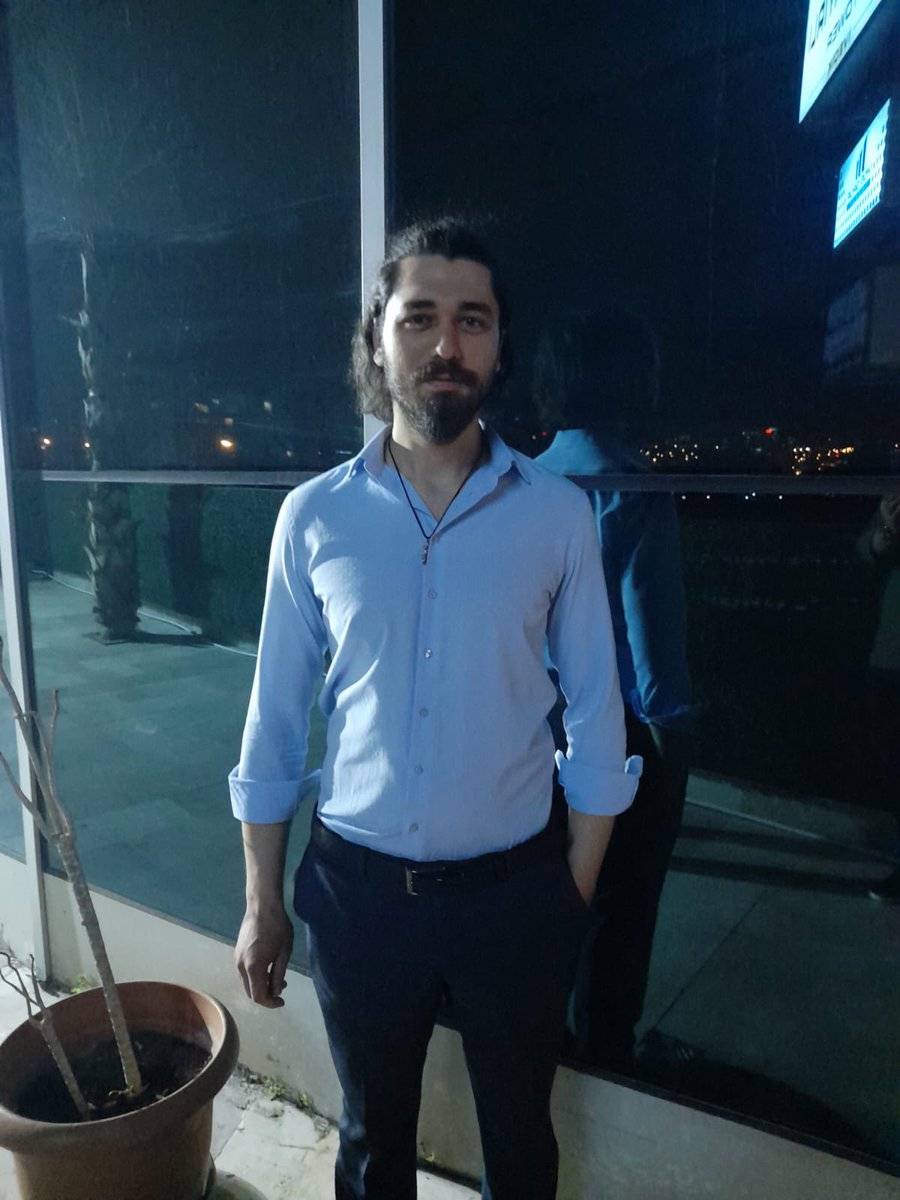 bernaozgull's tweet photo. Fotoğrafta gördüğünüz kişi abim Samet Özgül. 

Gazi Üniversitesi öğrencisi ve motokurye olarak çalışan abim Samet, Ankara’da trafikte uyardığı 3 kişi tarafından darp edilip canice boğazından bıçaklanarak katledildi. 

Sabıkalarında uyuşturucu dahil 20 ayrı suç olan 2 kişi serbest bırakıldı. 19 yaşındaki katilin ise 'pişmanım' sözüyle müebbet hapis cezası 25 yıla indirildi. Dava dosyamız hala Yargıtay’da! 

Samet için ses verin, adalet yerini bulsun!

@adalet_bakanlik @TCYargitay 

#SametÖzgülİçinAdalet