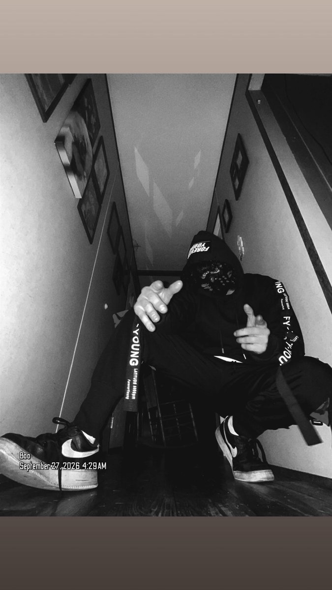 BooVR1's tweet photo. Gaze Away, Like Feathers In The Bay🖤🪶 https://t.co/L8Up0JETCy