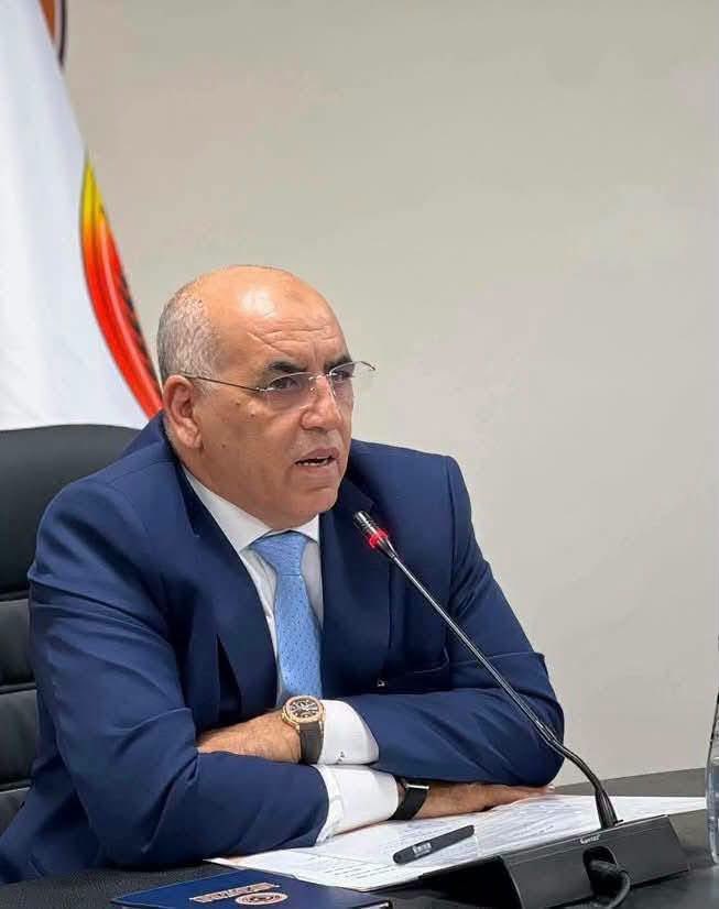 ElhasseKhalil's tweet photo. "قصة تسجيلات مليقطة من طرابلس إلى أذربيجان"
المتحدث الذي لا يكاد يسمع صوته في تسجيلات عبدالمجيد مليقطة هو "أحمد الشربيني" أحد المسؤولين عن الملف الليبي في المخابرات المصرية وكان ينشط في طرابلس ويلتقي عددا من الأطراف الليبية.
من حصل على التسجيلات؟ ولماذا خرجت إلى العلن الآن؟

تعود القصة إلى يناير 2025 حين ألقت مخابرات حسين العايب القبض على المواطن المصري "أحمد الشربيني" أمام جزيرة المدار في طرابلس. بقي الشربيني داخل المقر قرابة أربع ساعات وخلال تلك الساعات حصل الجهاز على بعض تسجيلات كانت في هاتفه. بعضها يتضمن محادثات مع شخصيات ليبية وبعضها الآخر مع شخصيات مصرية. ولذلك أخذت الحكاية منحى أكثر حساسية. مما استدعى الأمر تحرك أحد رجال المخابرات المصرية ويدعى "عمرو حسين" الذي سافر على عجل إلى طرابلس والتقى حسين العايب في محاولة لاحتواء الخلاف ومعالجة تداعيات ما حدث.
فعلا.. تحفّظ العايب على التسجيلات وبقيت بعيدة عن الإعلام في وقت كان يأمل فيه أن تكون الرسالة قد وصلت إلى القاهرة ومعناها الضمني لا تدعموا عبدالمجيد مليقطة مستقبلا.
لم يصمد ذلك طويلا ففي أذربيجان بدأت الصورة تتضح أمام حسيت العايب بطريقة مختلفة واكتشف أن المصريين لم يبتعدوا عن مليقطة بل استمروا في دعمه بصورة واضحة. لذلك قرر العايب فتح الأدراج والملفات.