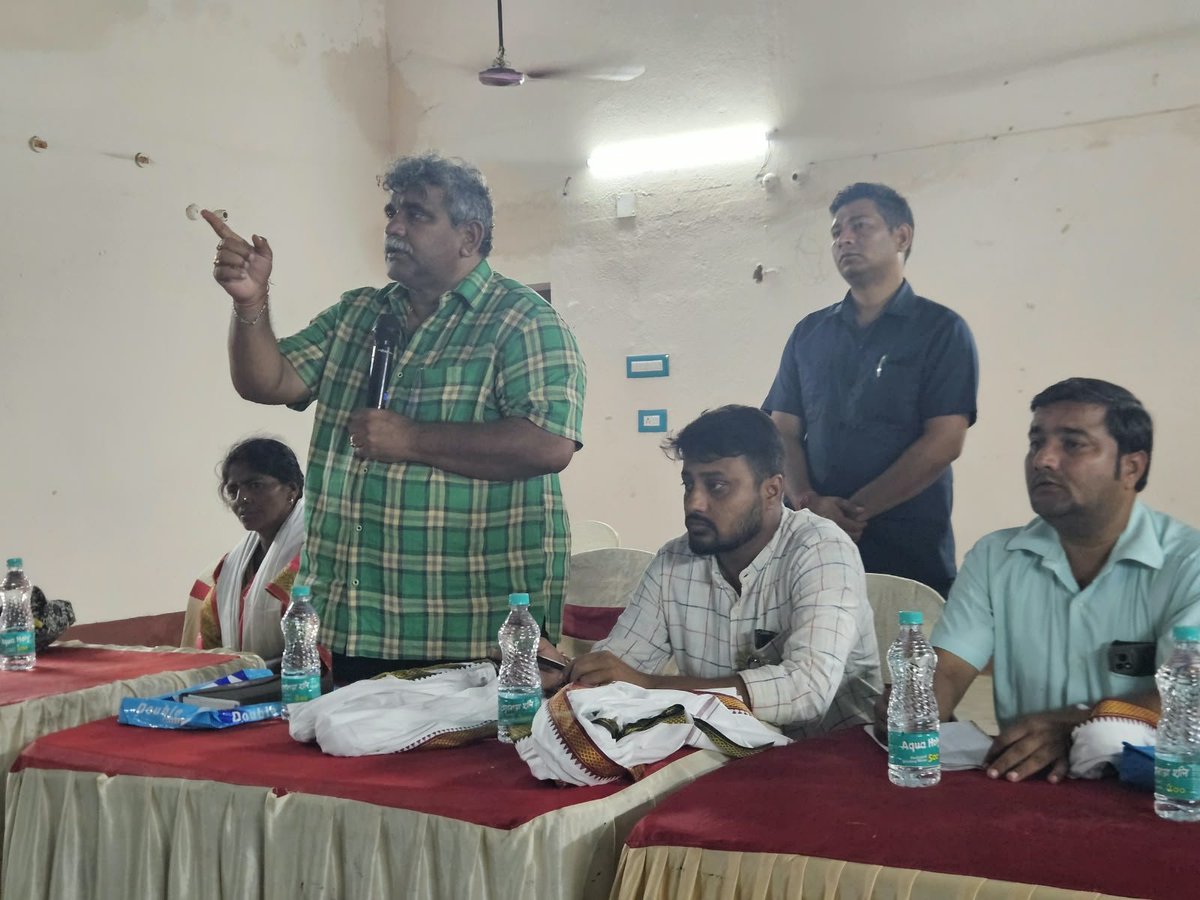 JitendraAsansol's tweet photo. আজ পাণ্ডবেশ্বর বিধানসভার অন��তর্গত কাঁটাবেড়িয়া কমিউনিটি হলে মণ্ডল-৪-এর দলীয় কার্যকর্তাদের নিয়ে আবাস যোজনা ও সাংগঠনিক বৈঠক অনুষ্ঠিত হলো। বৈঠকে আবাস যোজনা সংক্রান্ত সাধারণ মানুষের বিভিন্ন সমস্যা, প্রাপ্য সুবিধা এবং সংশ্লিষ্ট বিষয়গুলি নিয়ে বিস্তারিত আলোচনা করা হয়।

মানুষের প্রয়োজন ও সমস্যাগুলি কার্যকর্তাদের মাধ্যমে আরও নিবিড়ভাবে জানা এবং সংশ্লিষ্ট বিষয়গুলিতে যথাসাধ্য সহযোগিতা করার লক্ষ্যে এই আলো���না গুরুত্বপূর্ণ।

মানুষের পাশে থেকে, জনসেবার এই পথচলা আরও এগিয়ে নিয়ে যাওয়াই আমাদের অঙ্গীকার।

#Pandaveswar #BJP #AwasYojana