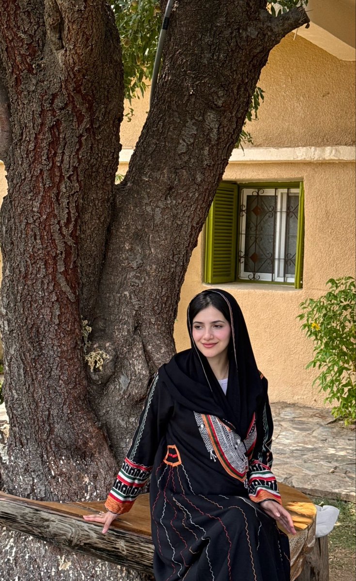 ArchVisionW's tweet photo. A Saudi girl wearing traditional clothing, southern Saudi Arabia 🇸🇦 https://t.co/7ZSNIjgFDh